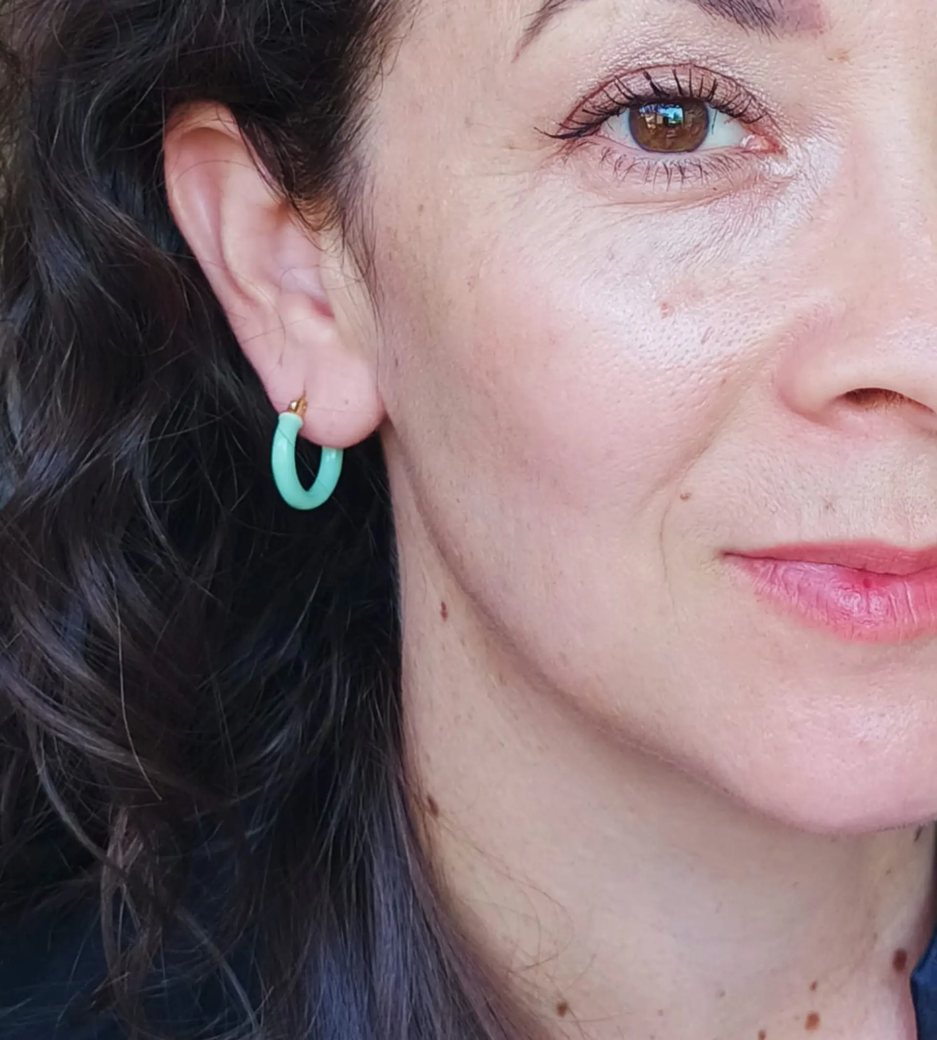 Argollas hoop medianas chapados en oro 18k Verde menta  7