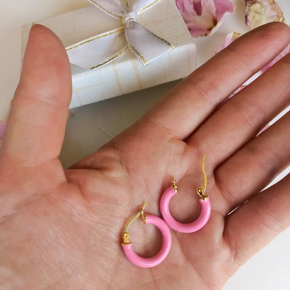 Argollas hoop medianas chapados en oro 18k Sakura Rosa chicle 3