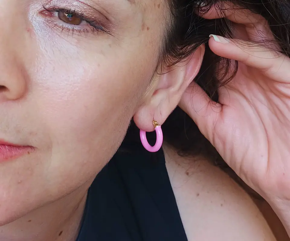 Argollas hoop medianas chapados en oro 18k Sakura Rosa chicle 5