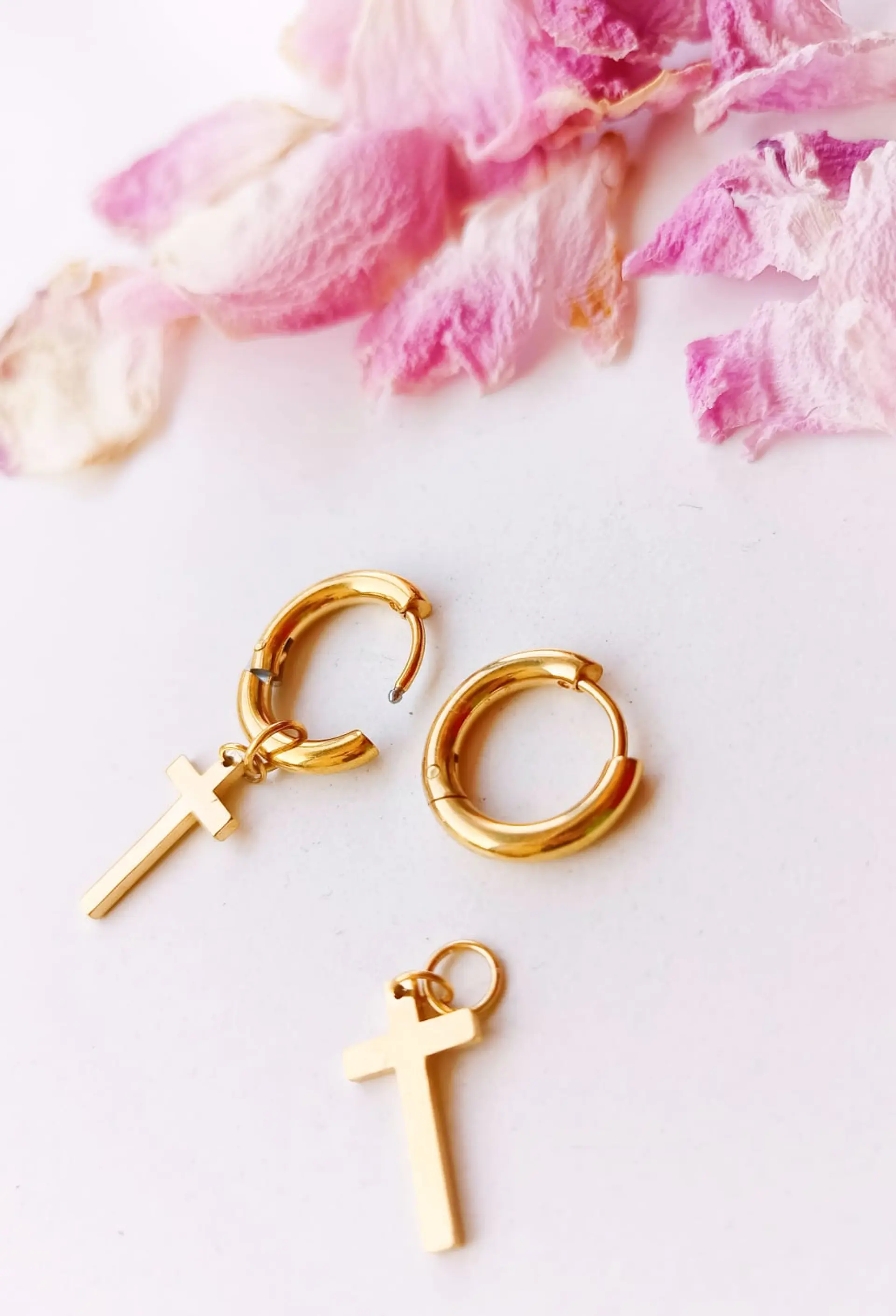 Argollas huggies Doble Uso Punk Cruz chapadas en oro 18kl 4