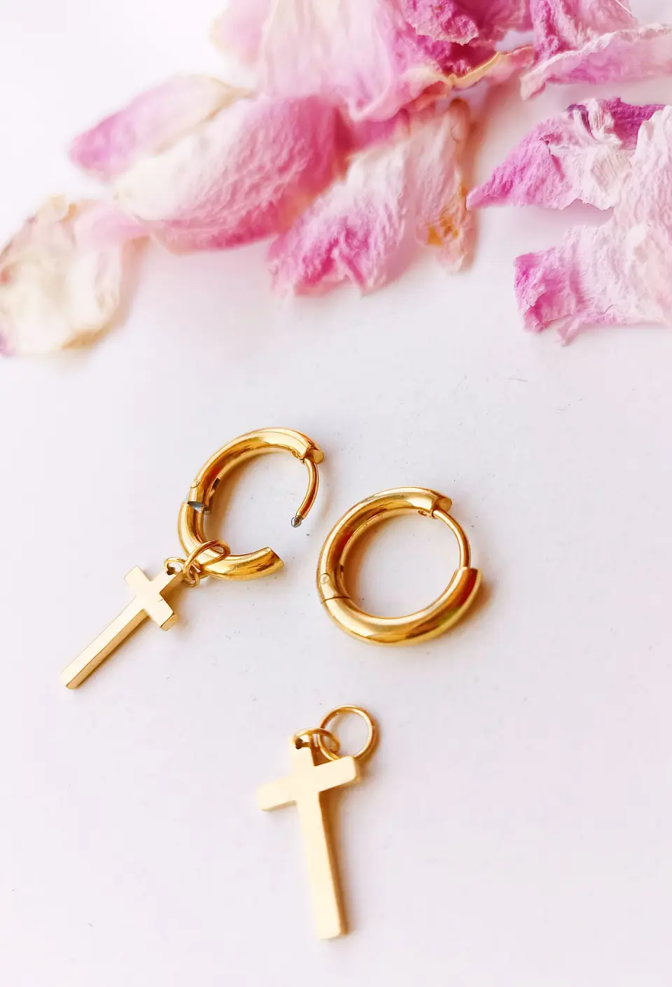Argollas huggies Doble Uso Punk Cruz chapadas en oro 18kl 4
