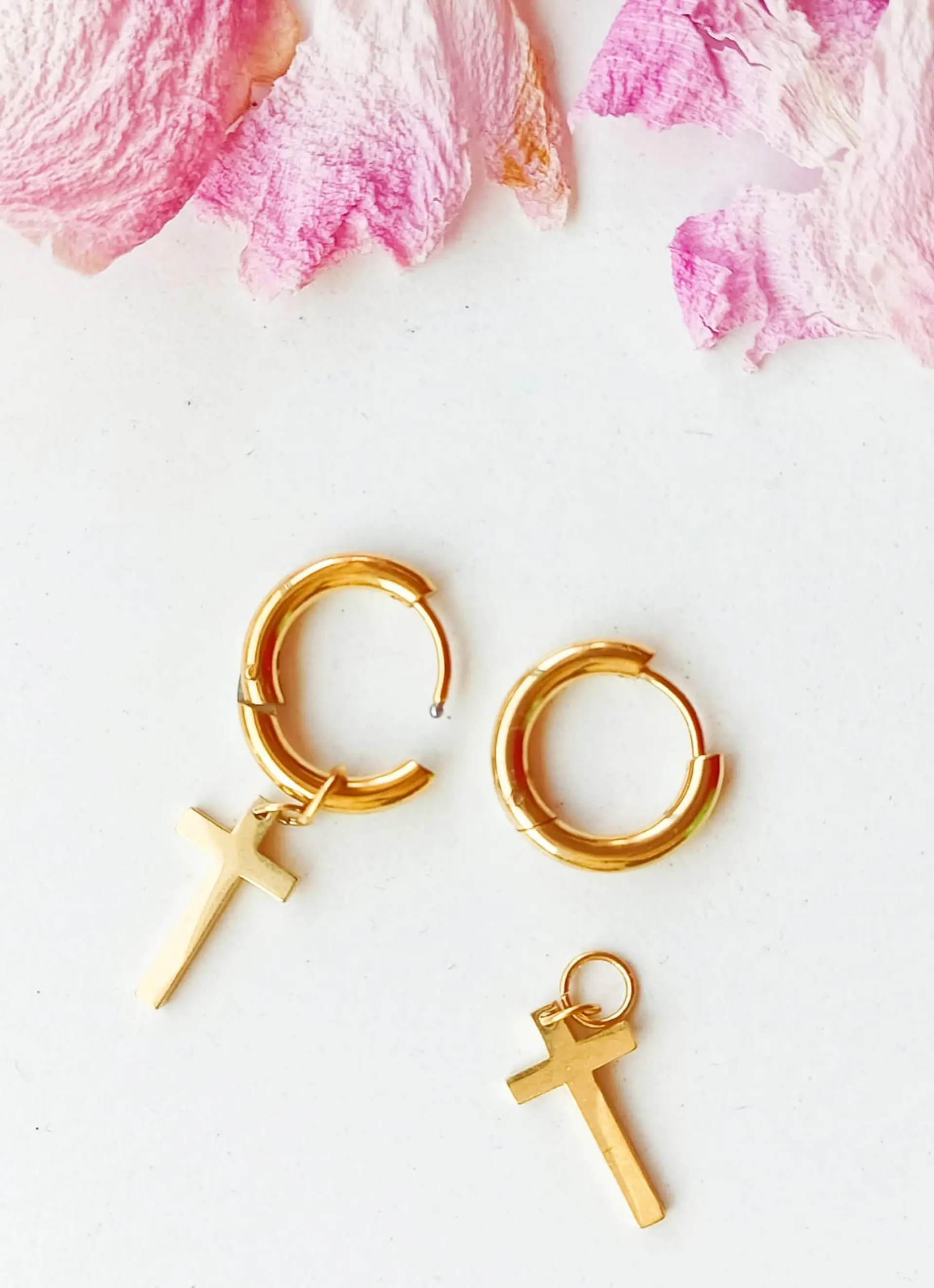 Argollas huggies Doble Uso Punk Cruz chapadas en oro 18kl 5