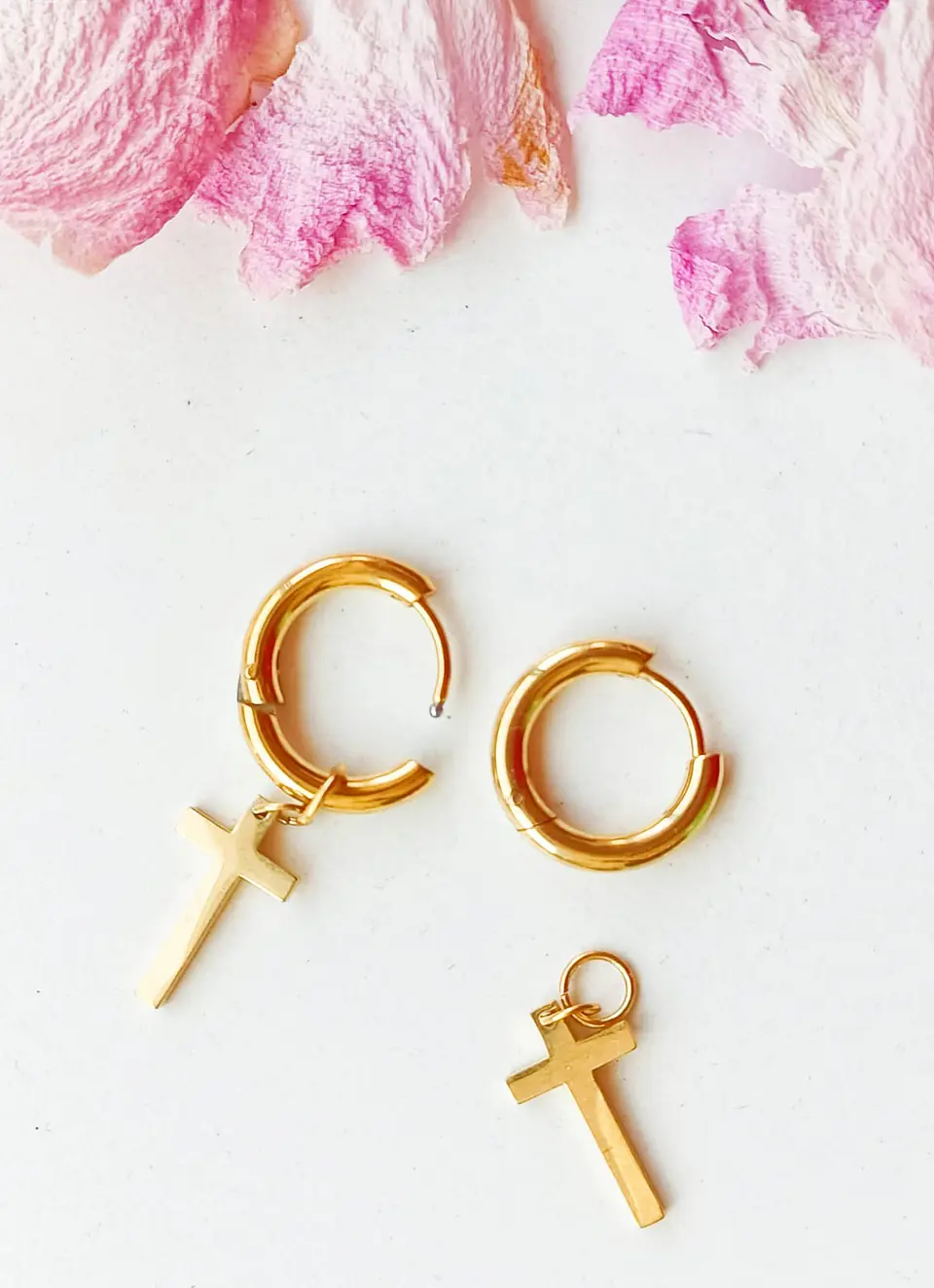 Argollas huggies Doble Uso Punk Cruz chapadas en oro 18kl 5