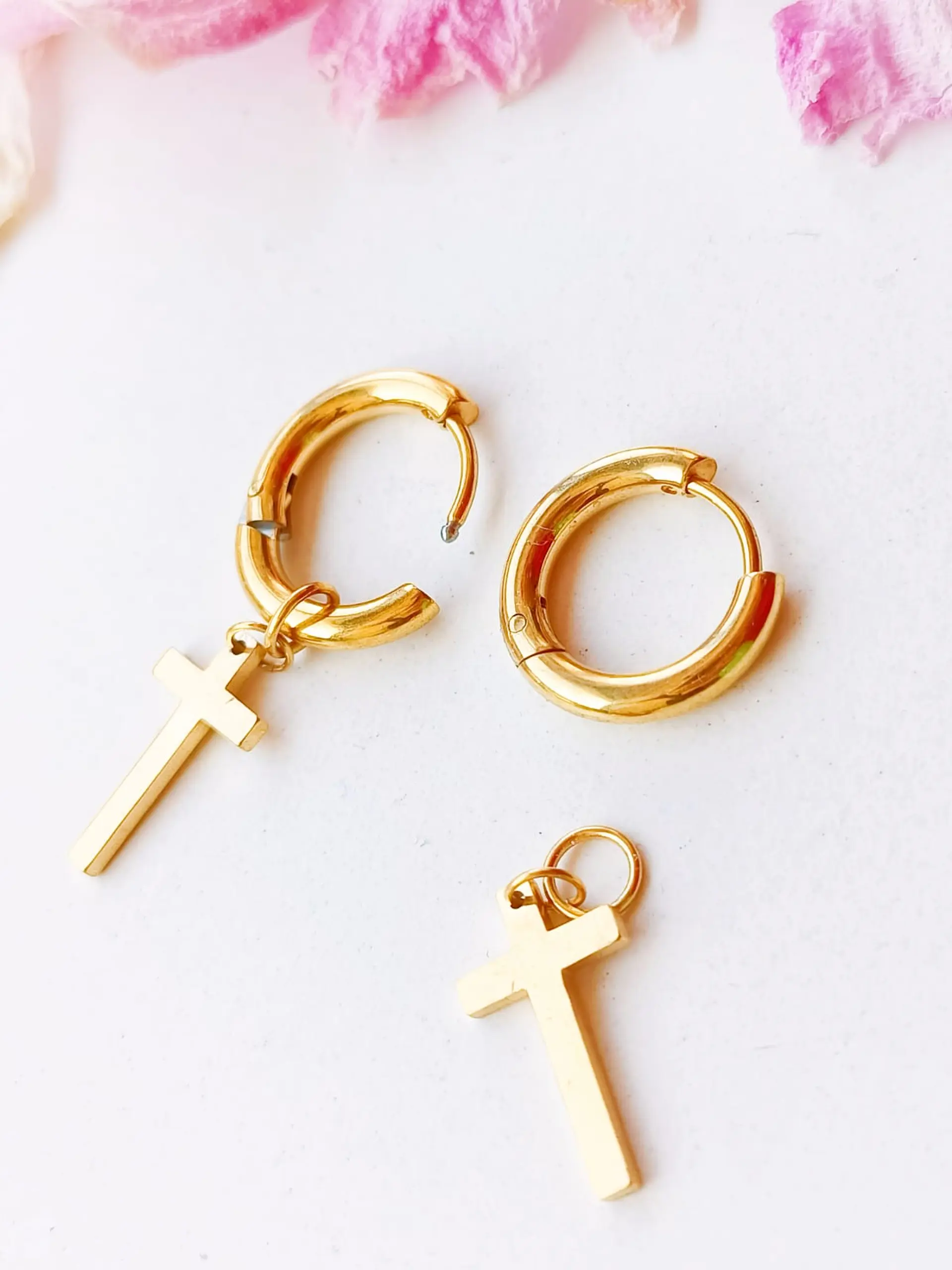 Argollas huggies Doble Uso Punk Cruz chapadas en oro 18kl 7