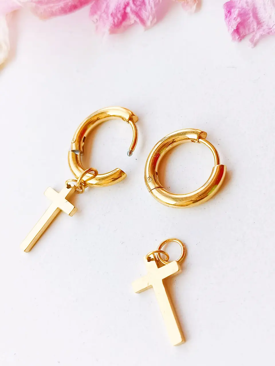 Argollas huggies Doble Uso Punk Cruz chapadas en oro 18kl 7