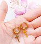 Argollas huggies Doble Uso Punk Cruz chapadas en oro 18kl - Miniatura 8