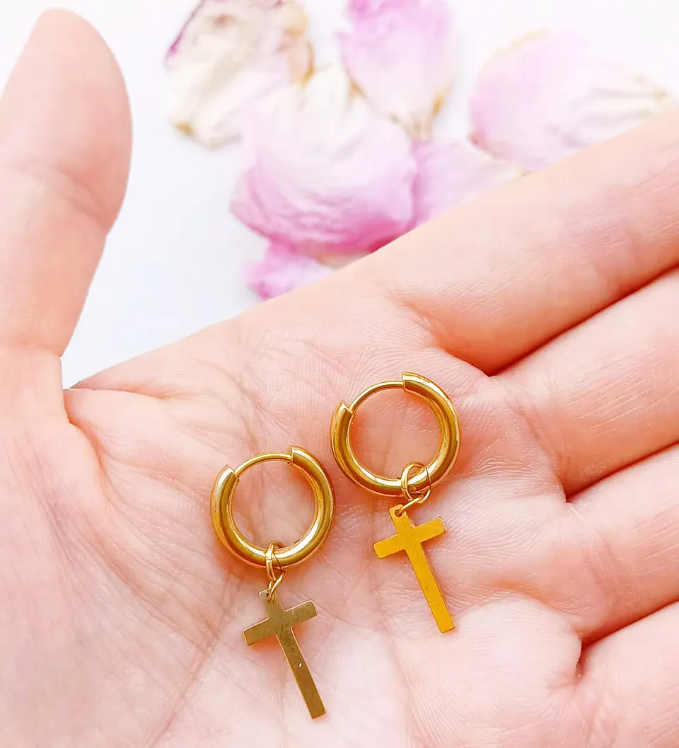Argollas huggies Doble Uso Punk Cruz chapadas en oro 18kl 8