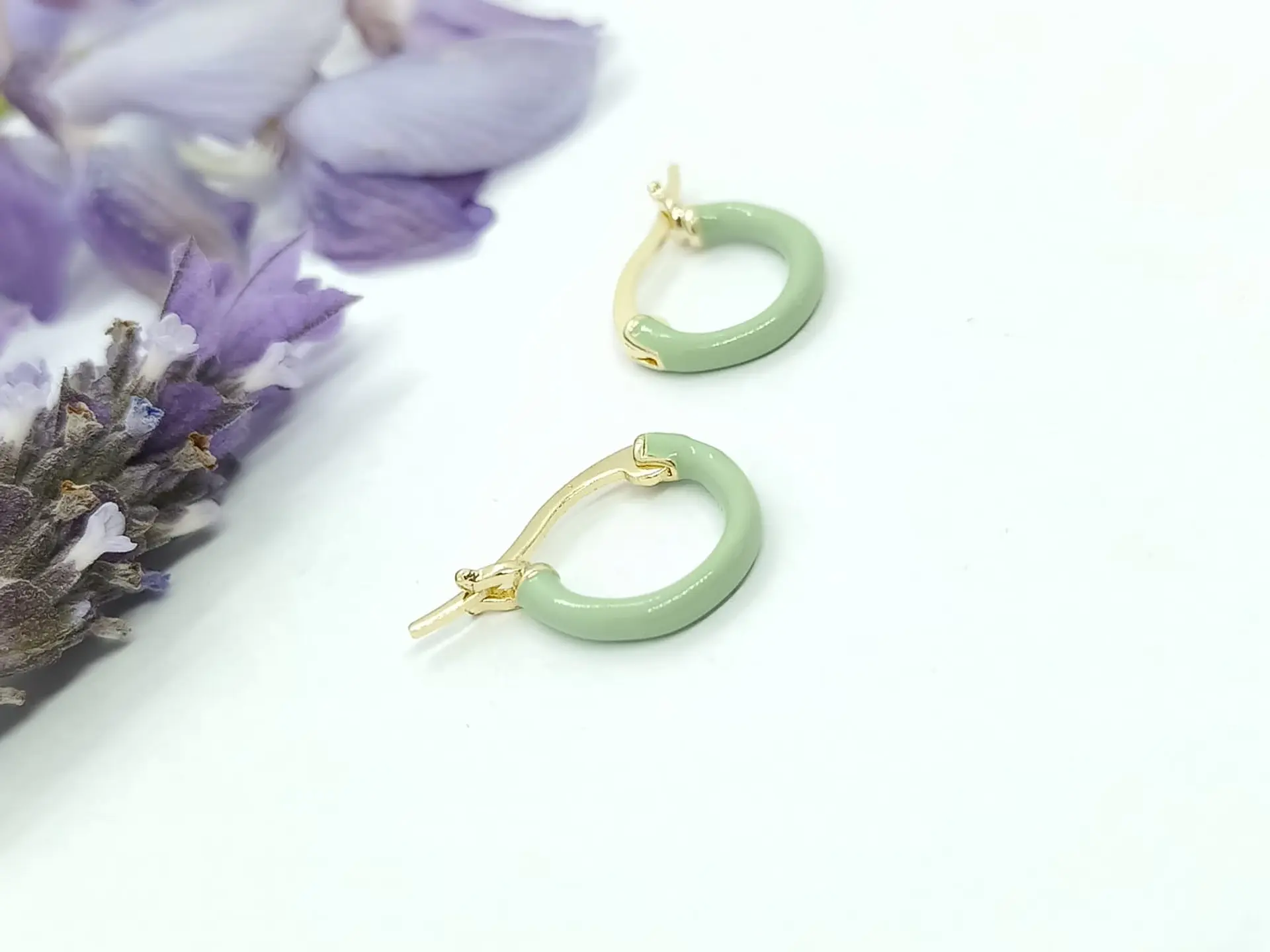 Argollas Huggies chapadas en oro 18k Verde musgo fairy 6