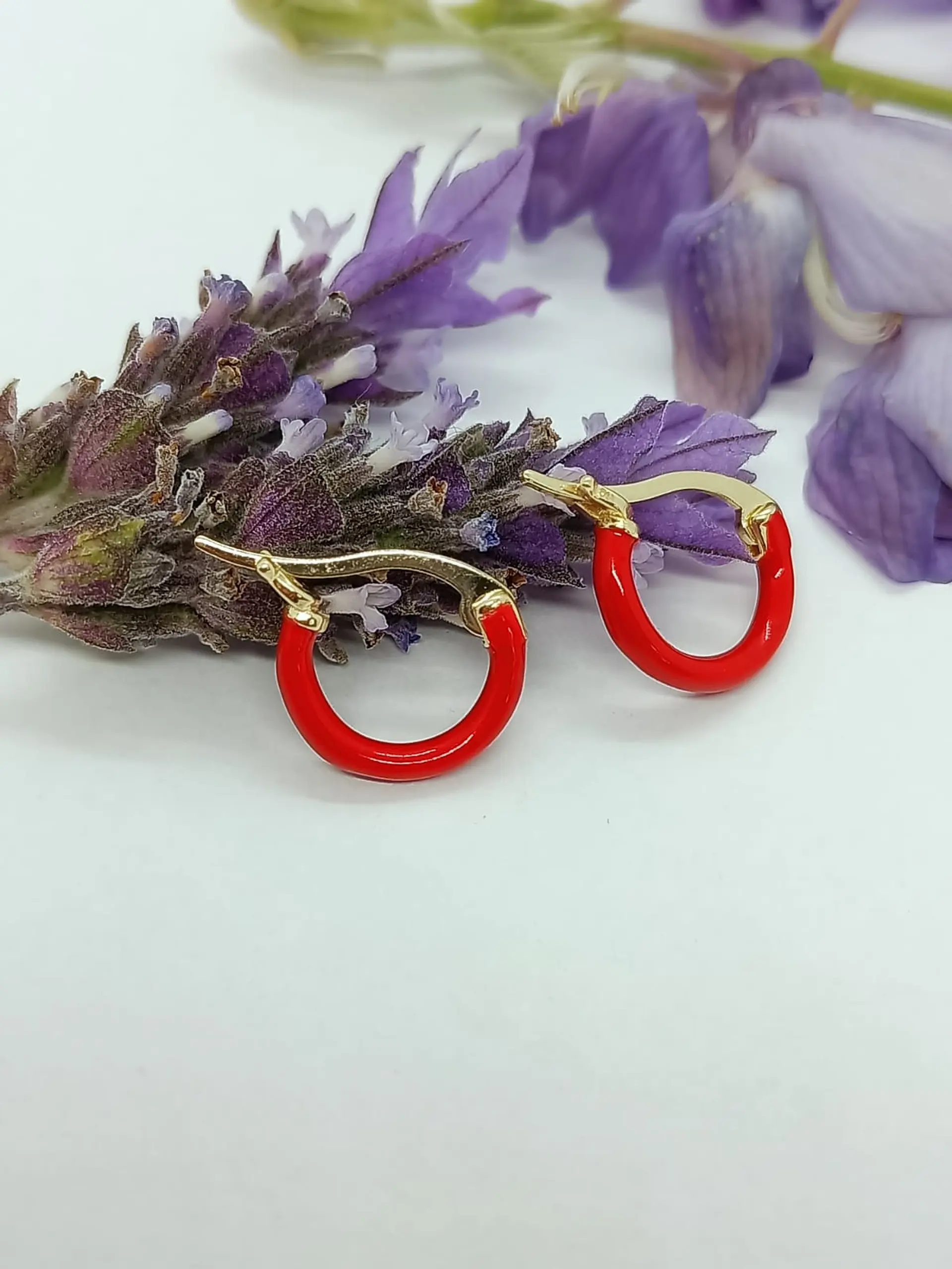 Argollas Huggies chapadas en oro 18K Rojo Cereza 4