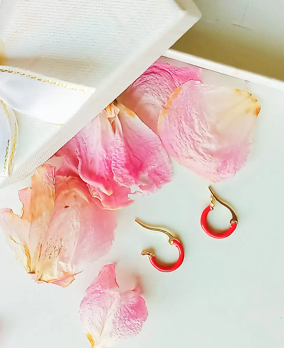 Argollas Huggies chapadas en oro 18K Rojo Cereza 6