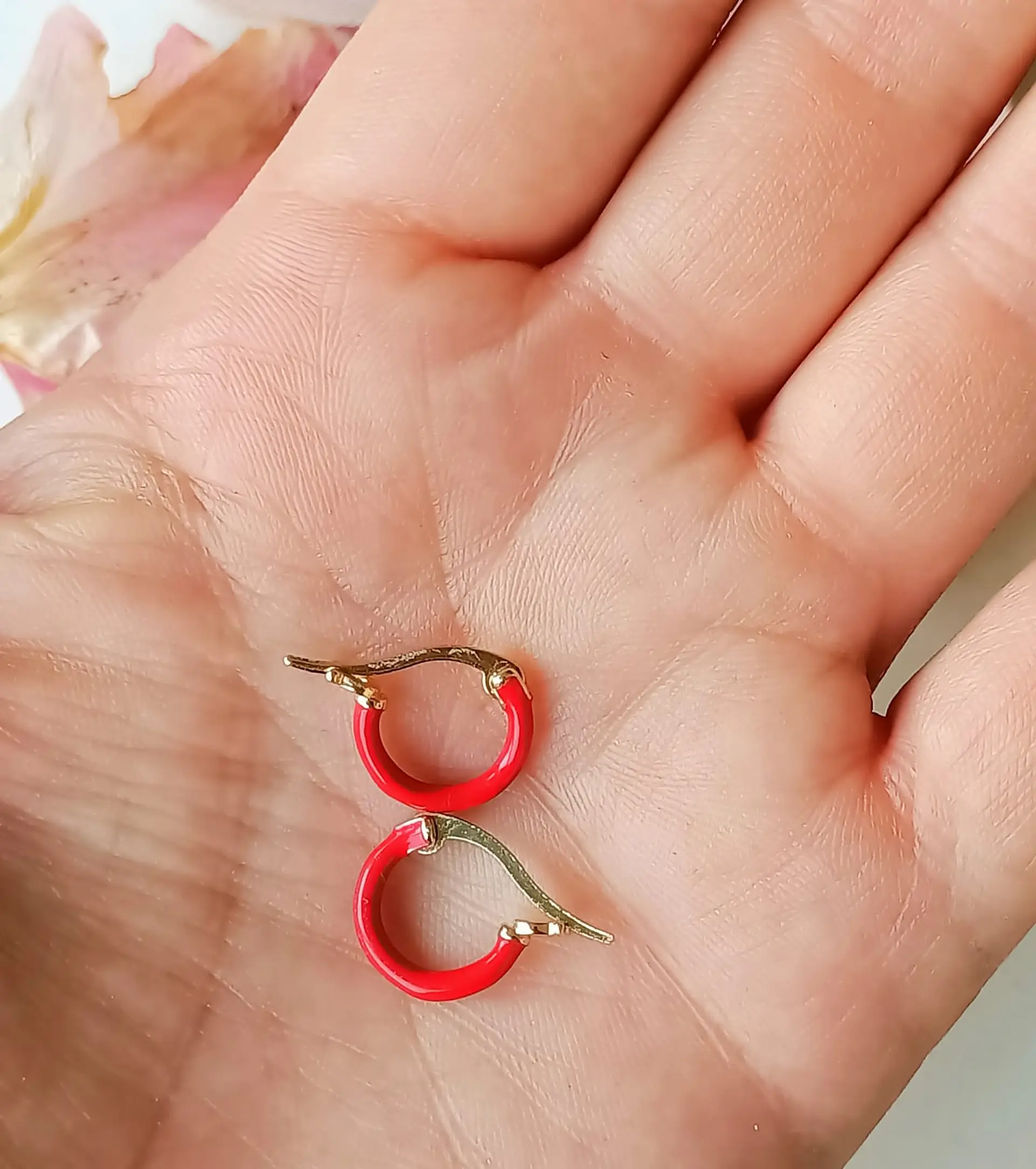 Argollas Huggies chapadas en oro 18K Rojo Cereza 7