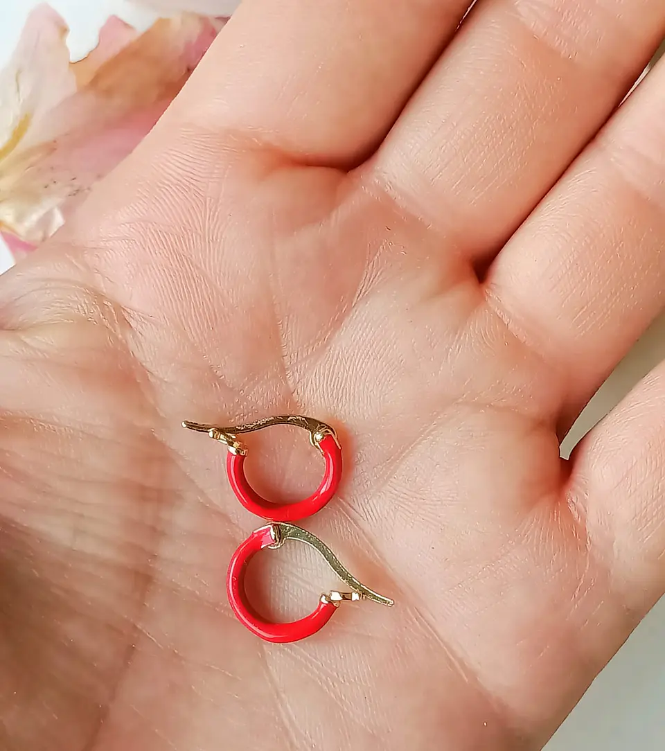 Argollas Huggies chapadas en oro 18K Rojo Cereza 7