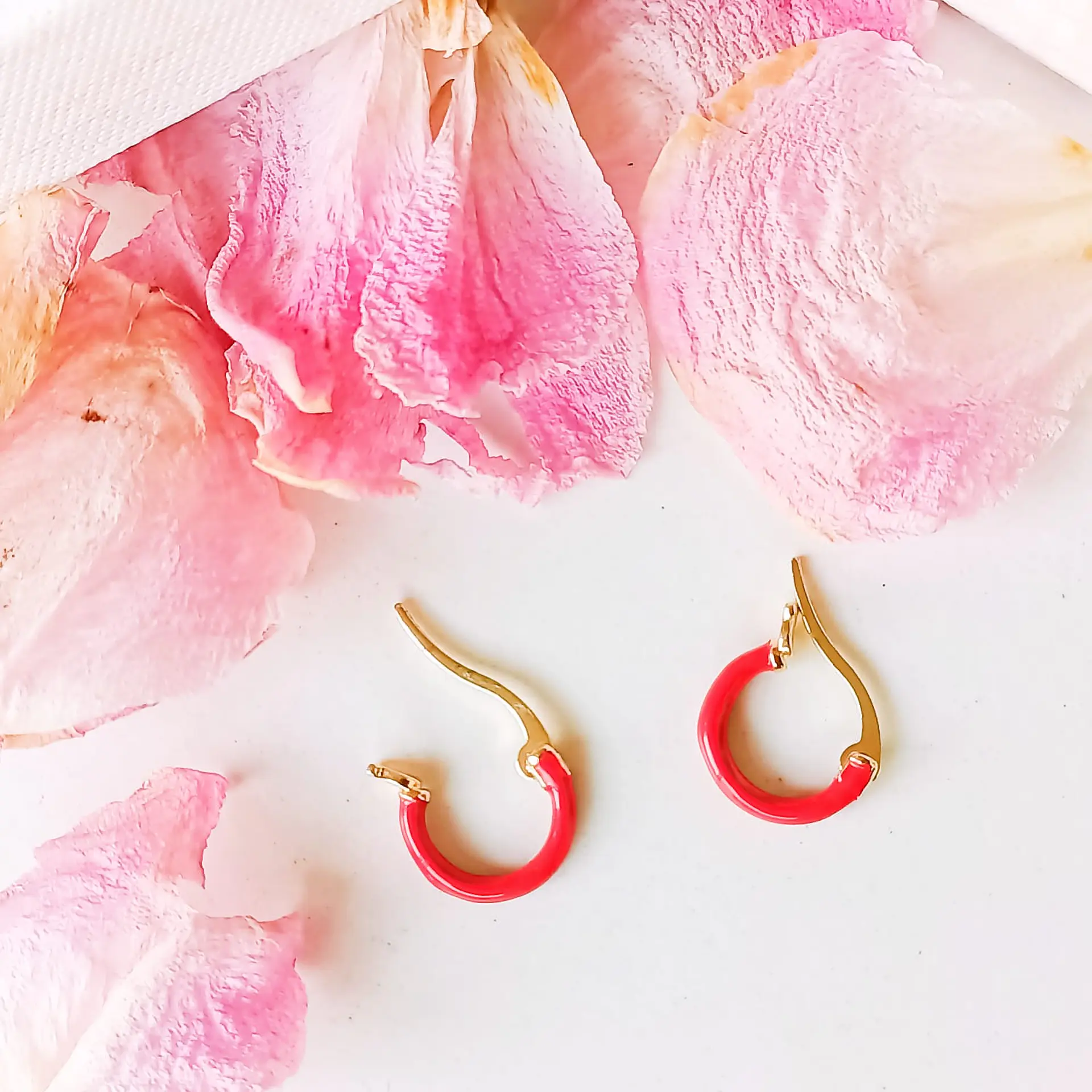 Argollas Huggies chapadas en oro 18K Rojo Cereza 8