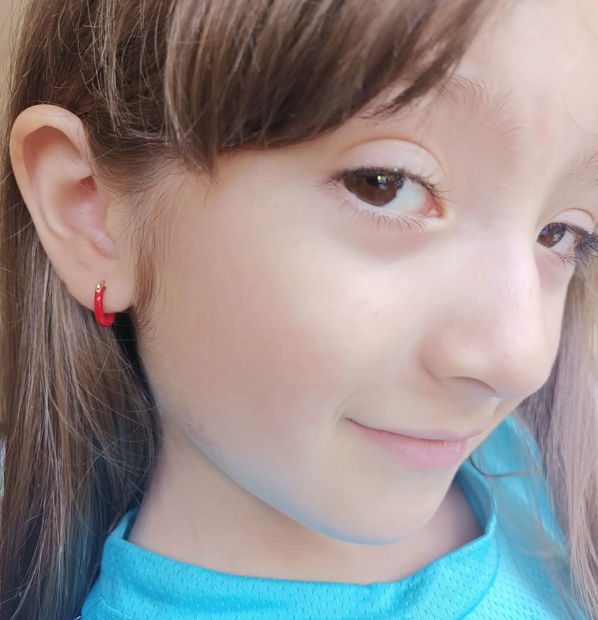 Argollas Huggies chapadas en oro 18K Rojo Cereza 3