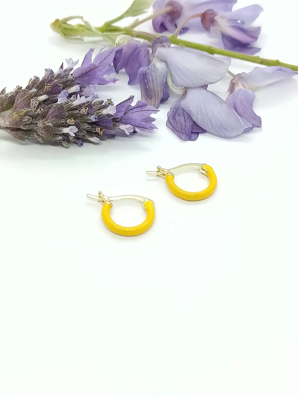 Argollas Huggies chapadas en oro 18k Amarillo Neon  4