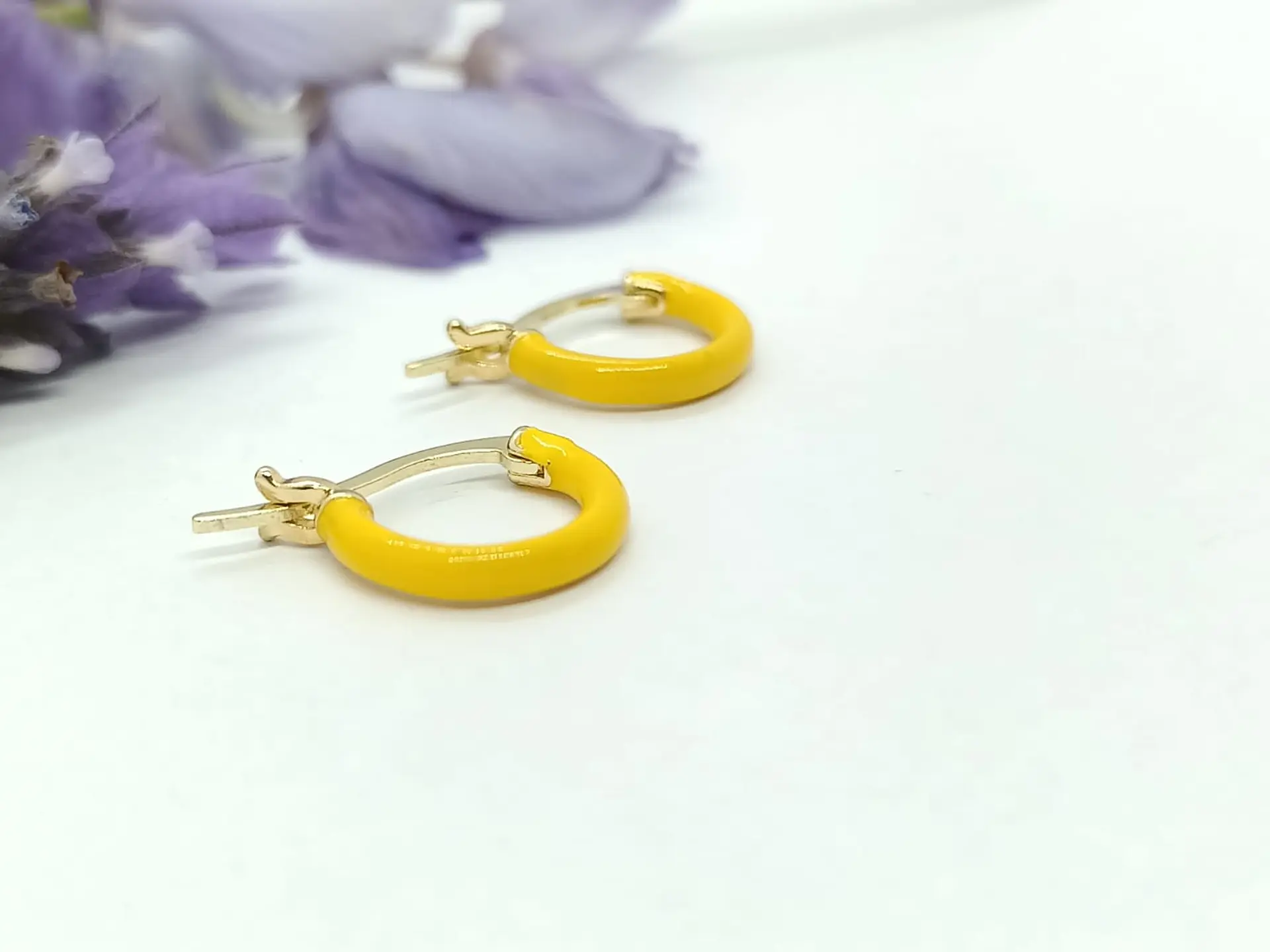 Argollas Huggies chapadas en oro 18k Amarillo Neon  6