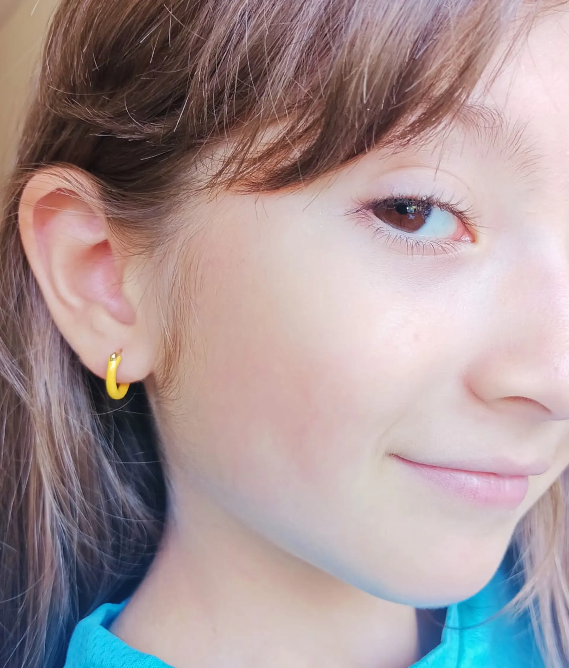 Argollas Huggies chapadas en oro 18k Amarillo Neon  3