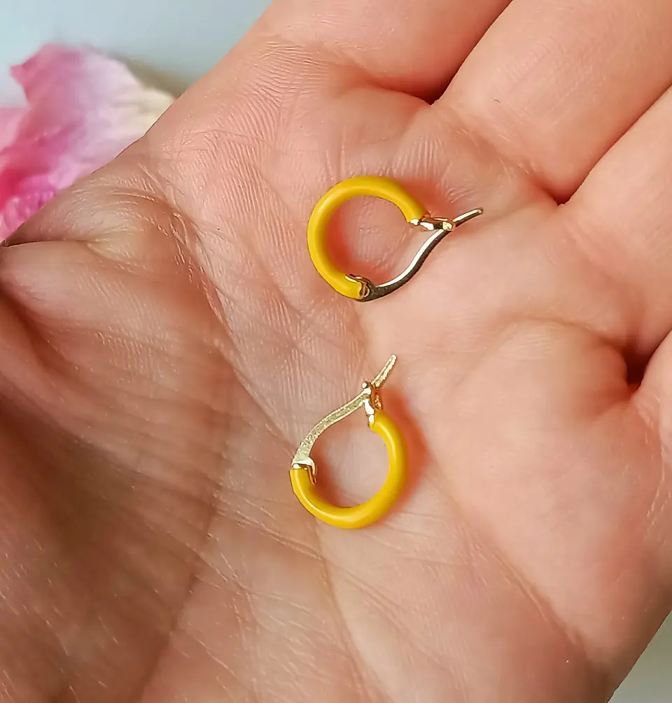 Argollas Huggies chapadas en oro 18k Amarillo Neon  7