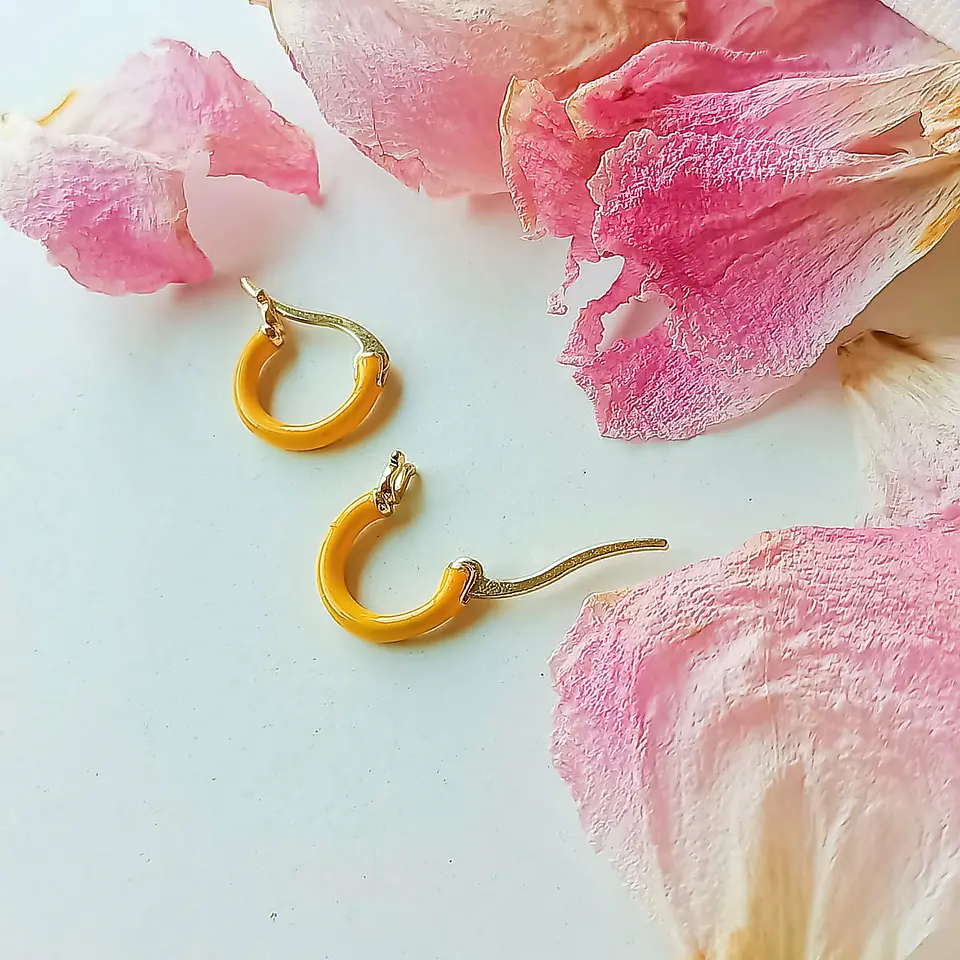 Argollas Huggies chapadas en oro 18k Amarillo Neon  9
