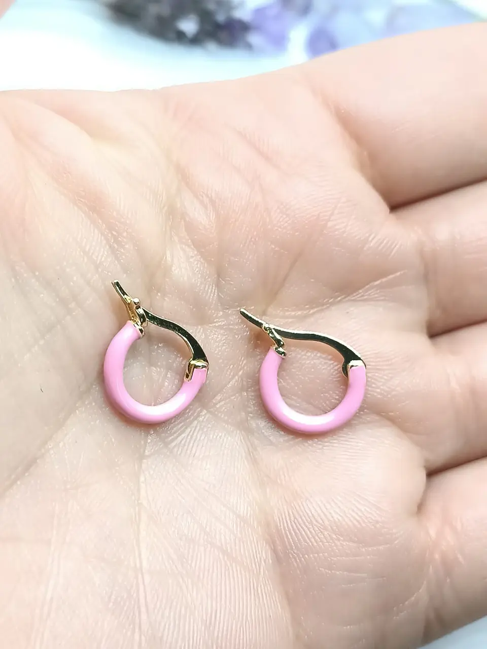 Argollas Huggies Sakura chapadas en oro 18K Rosa chicle 5