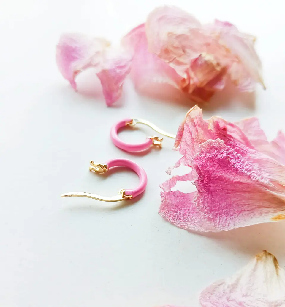 Argollas Huggies Sakura chapadas en oro 18K Rosa chicle 8