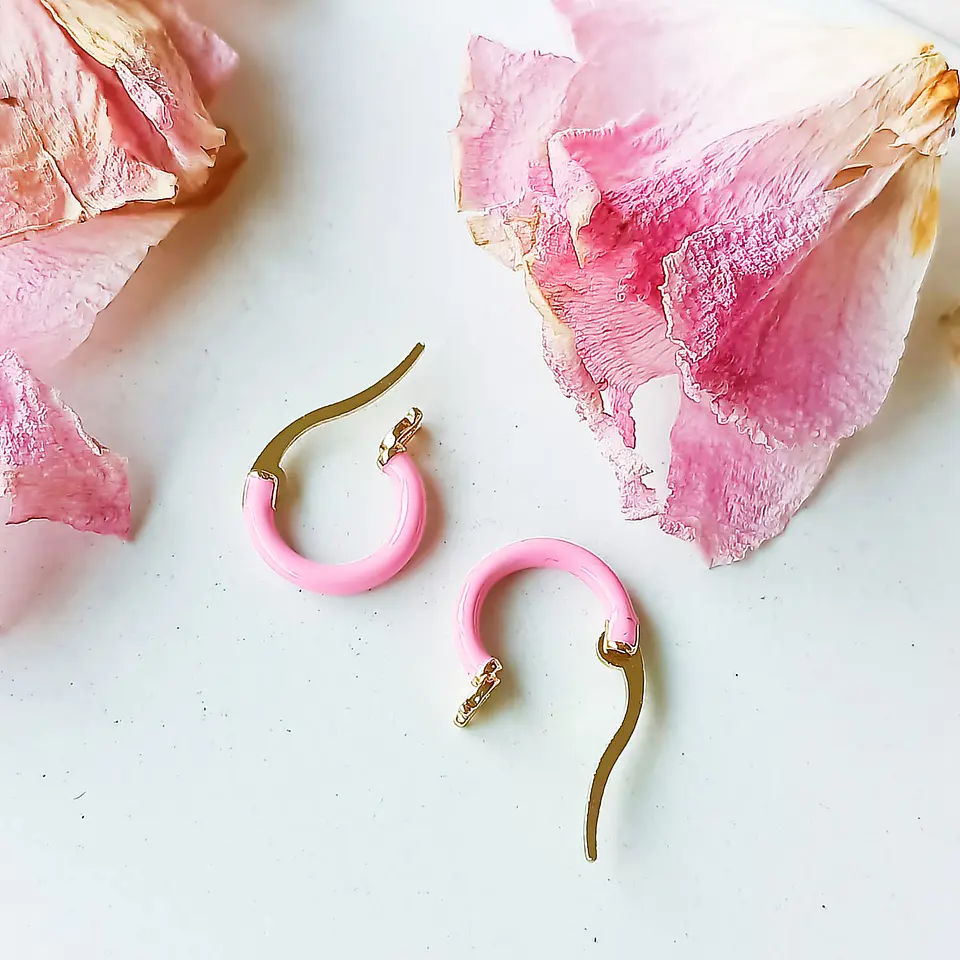 Argollas Huggies Sakura chapadas en oro 18K Rosa chicle 9