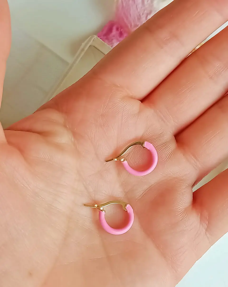 Argollas Huggies Sakura chapadas en oro 18K Rosa chicle 10