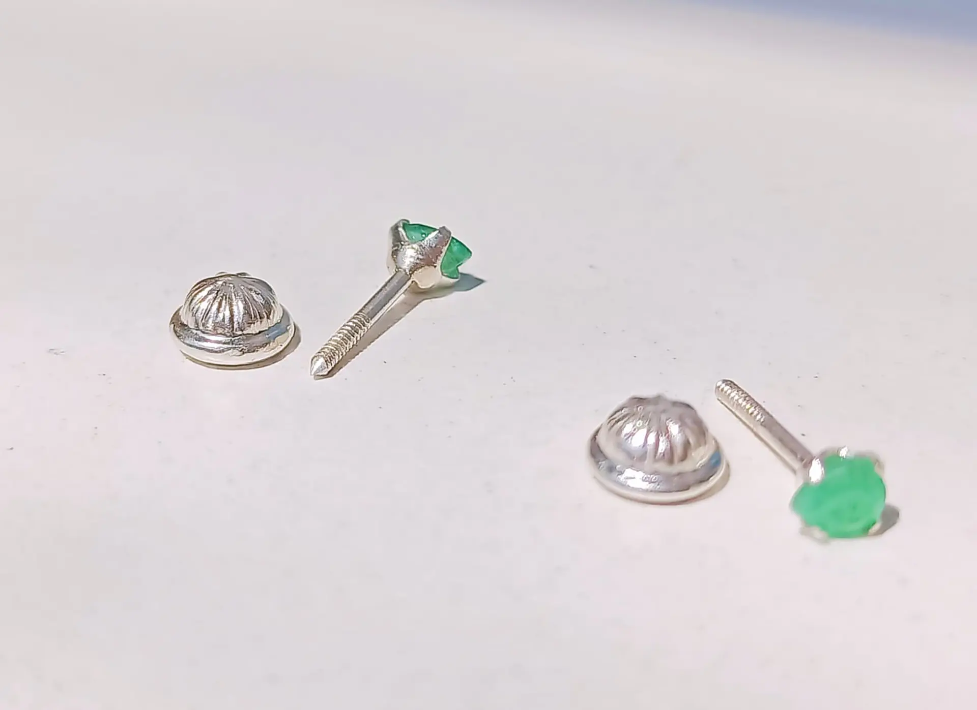 Aros abridores de tuerca en plata fina ley S925 con Esmeralda natural genuina 3mm 4