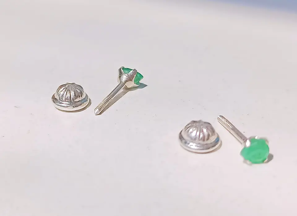Aros abridores de tuerca en plata fina ley S925 con Esmeralda natural genuina 3mm 4