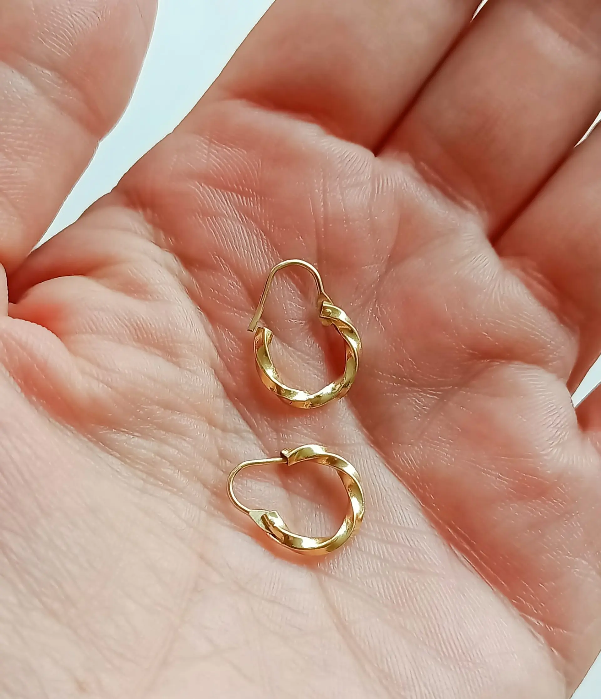 Argollas Huggies Pequeñas Decoradas Oro 18k 7