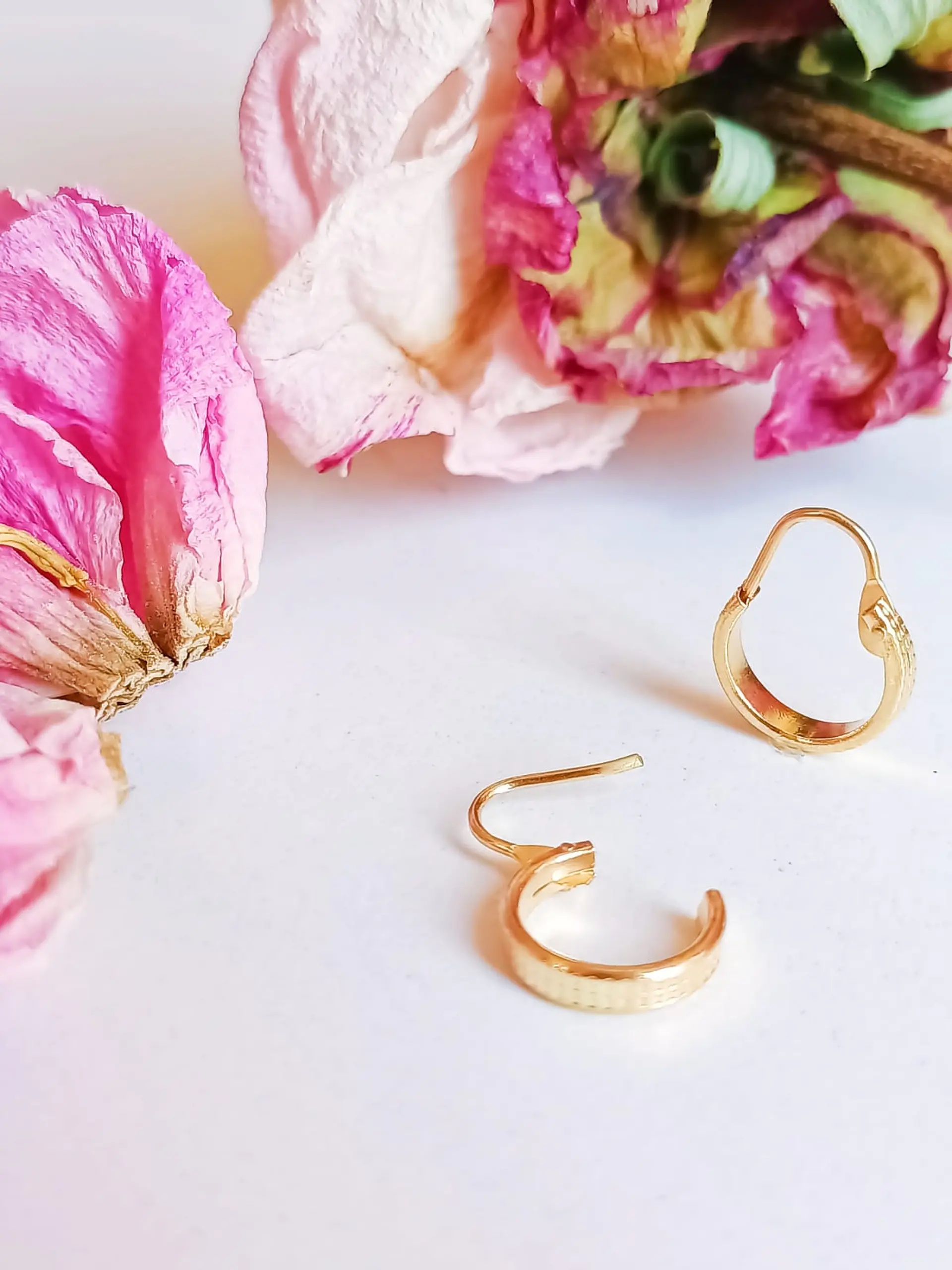 Argollas Huggies Pequeñas Relieve Oro 18k 5