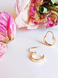 Argollas Huggies Pequeñas Relieve Oro 18k - Miniatura 5