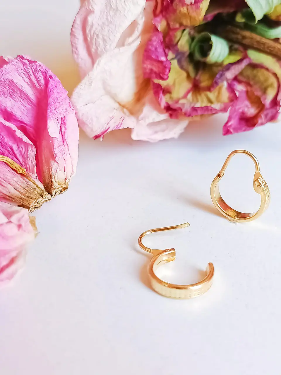 Argollas Huggies Pequeñas Relieve Oro 18k 5