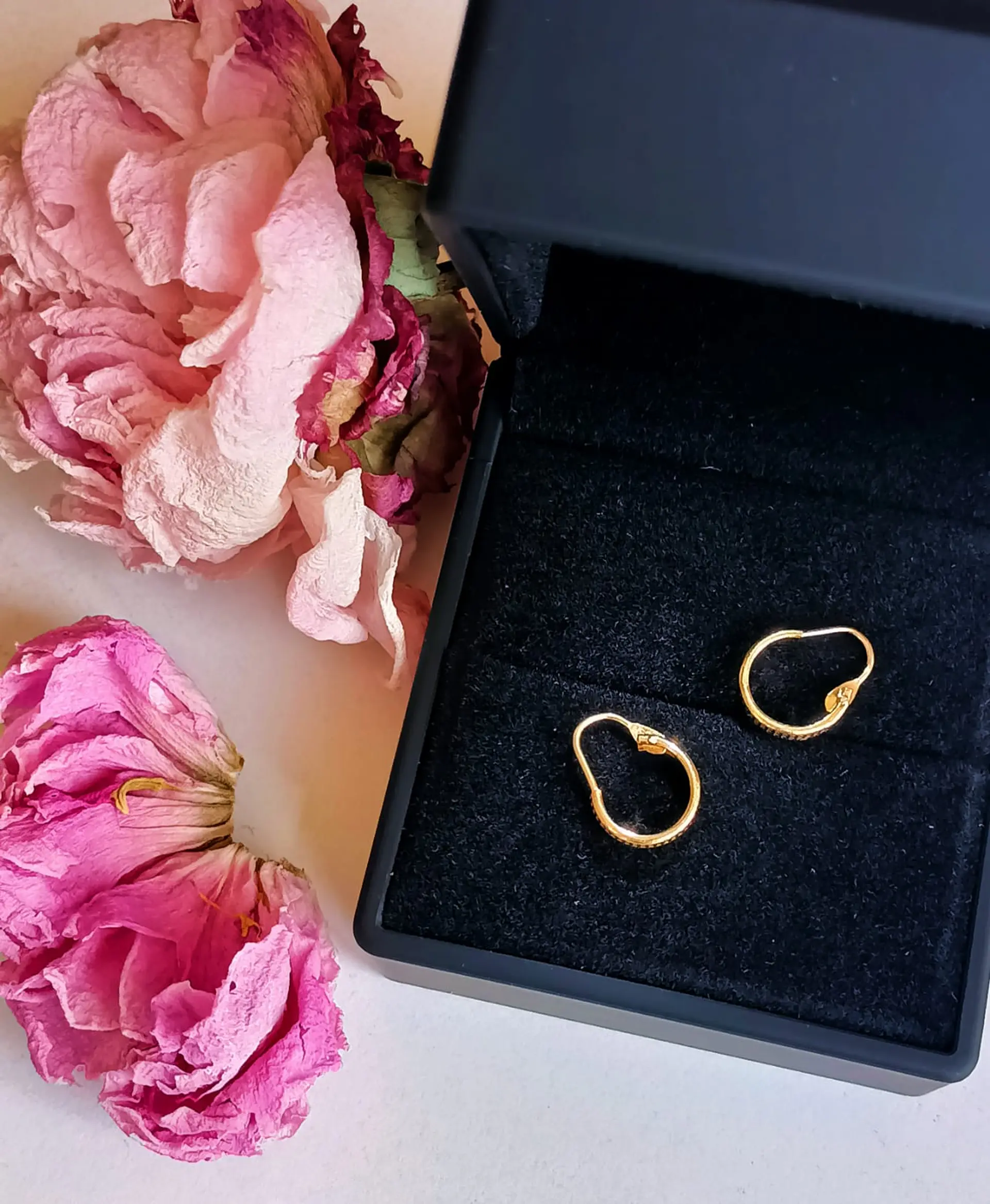Argollas Huggies Pequeñas Relieve Oro 18k 6