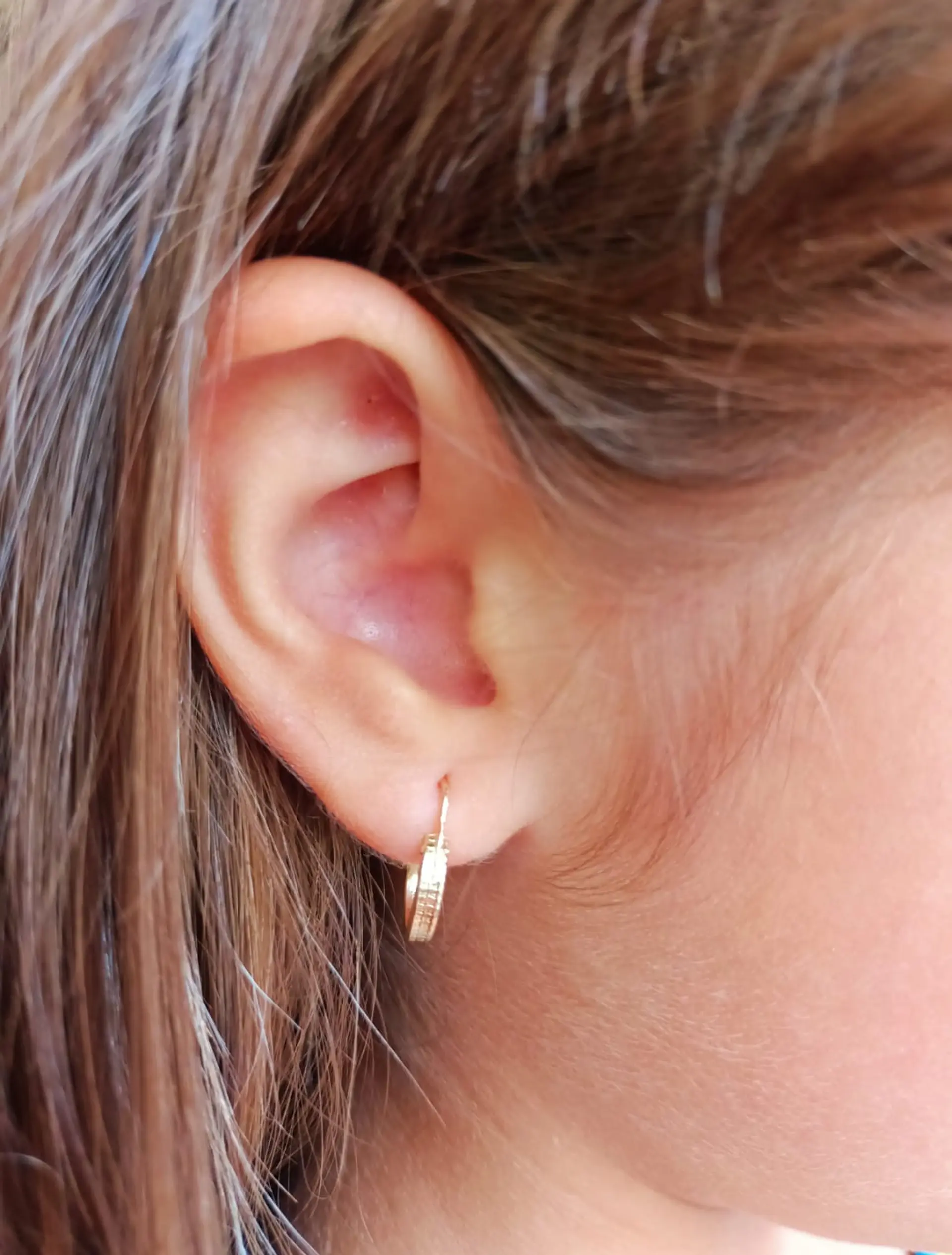Argollas Huggies Pequeñas Relieve Oro 18k 3