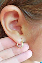 Argollas Huggies Pequeñas Relieve Oro 18k - Miniatura 7