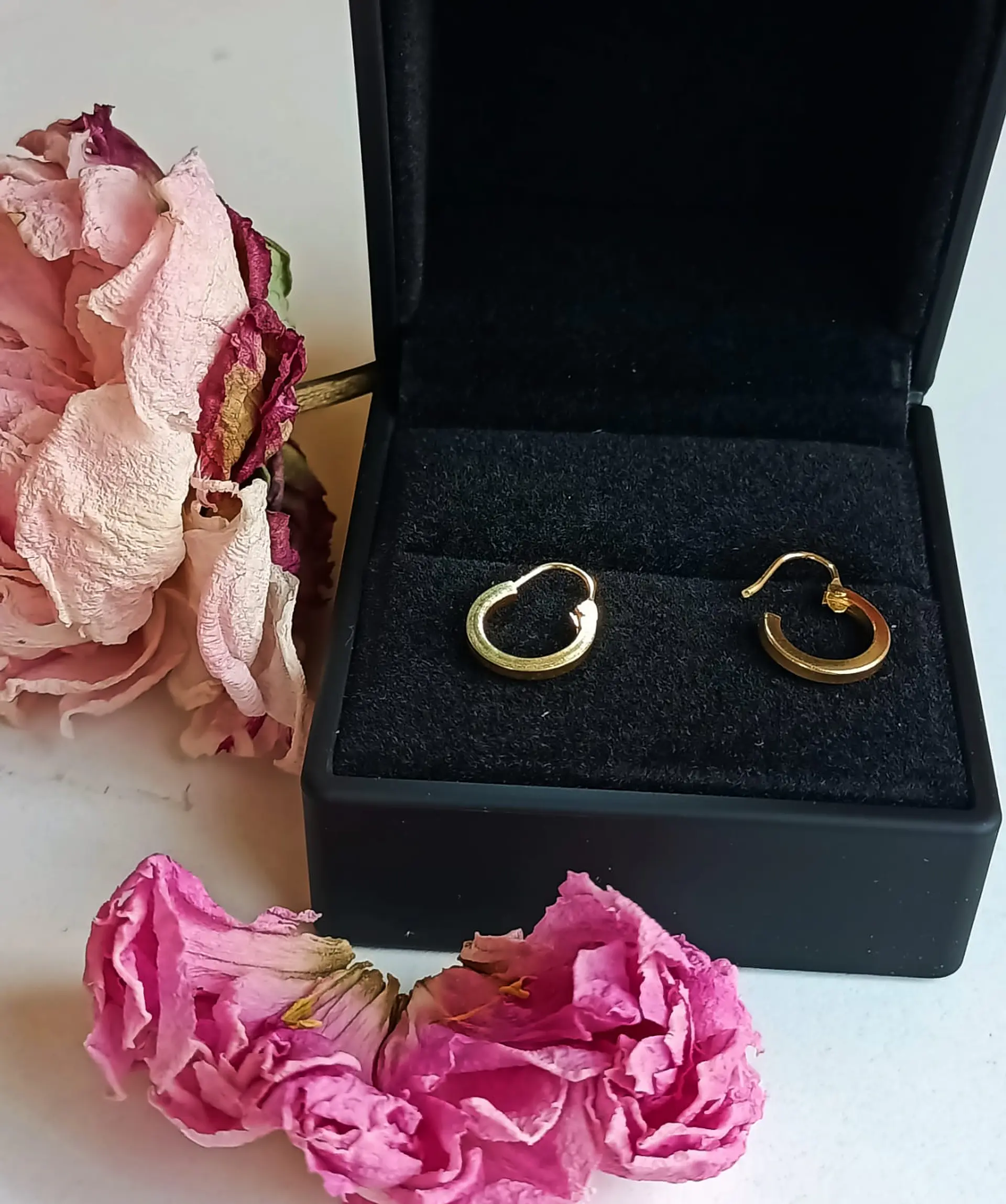 Argollas Huggies Pequeñas Lisas Oro solido 18k 2