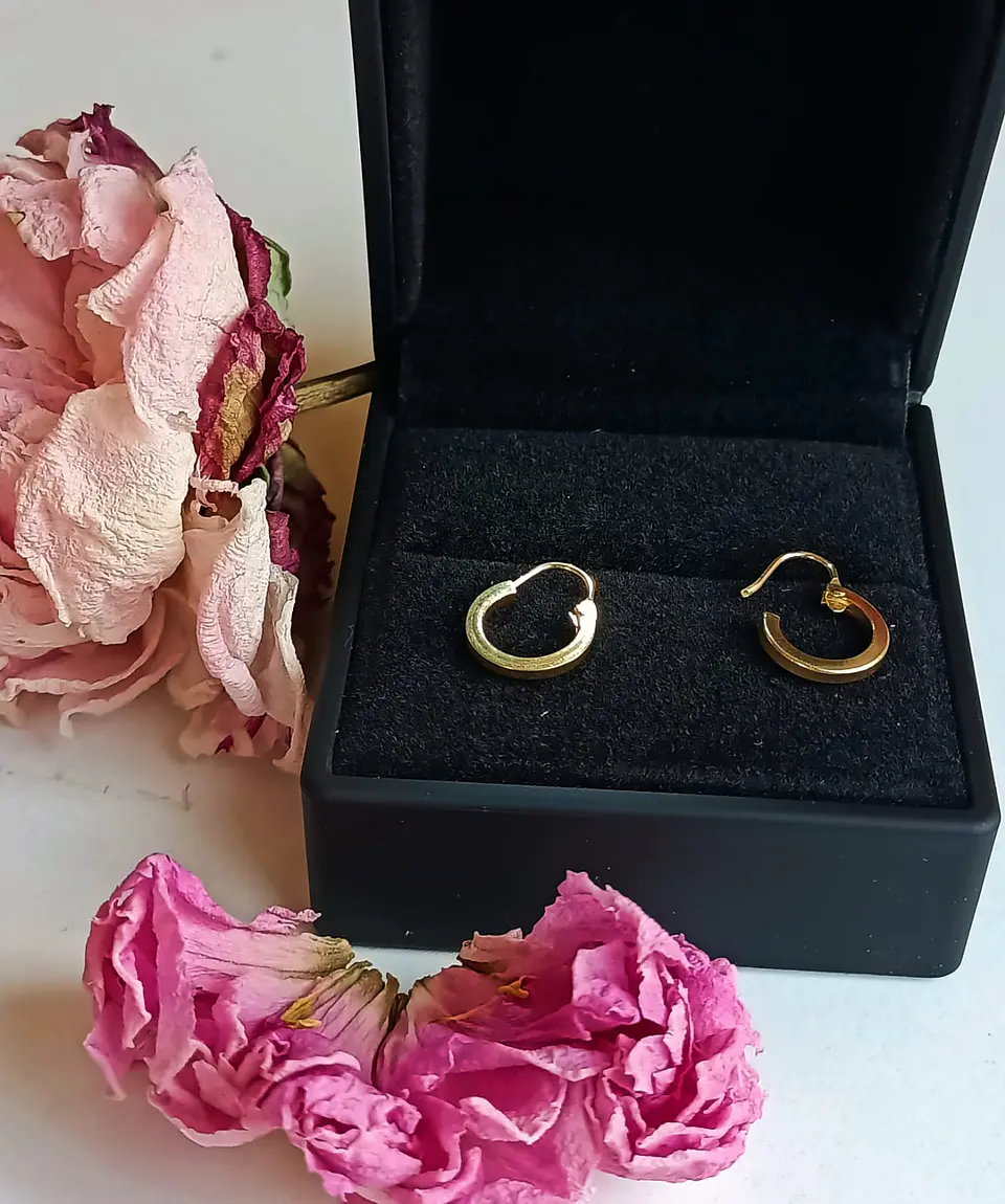 Argollas Huggies Pequeñas Lisas Oro solido 18k 2