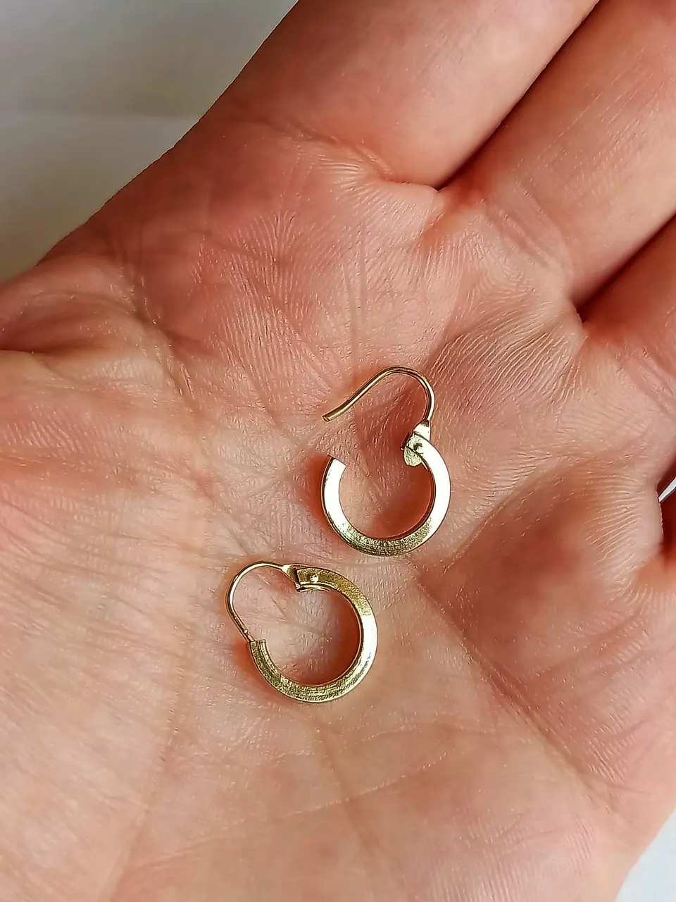 Argollas Huggies Pequeñas Lisas Oro solido 18k 5