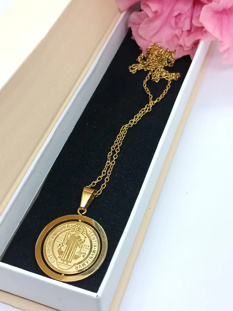Colgante Medalla San Benito Giratorio Antiestrés chapado en oro 18kl 3