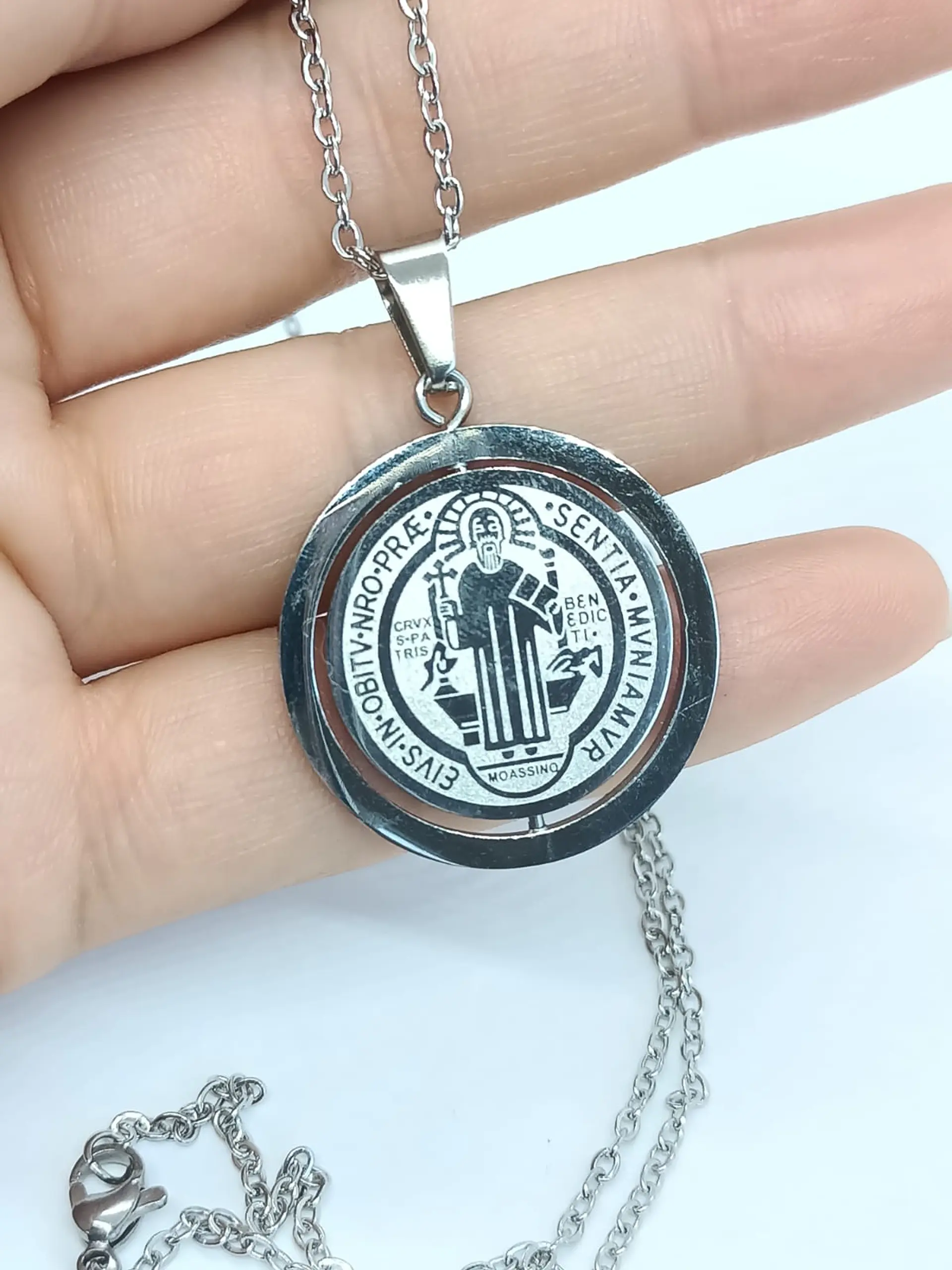 Colgante Medalla San Benito Giratorio Antiestrés hipoalergénico  4