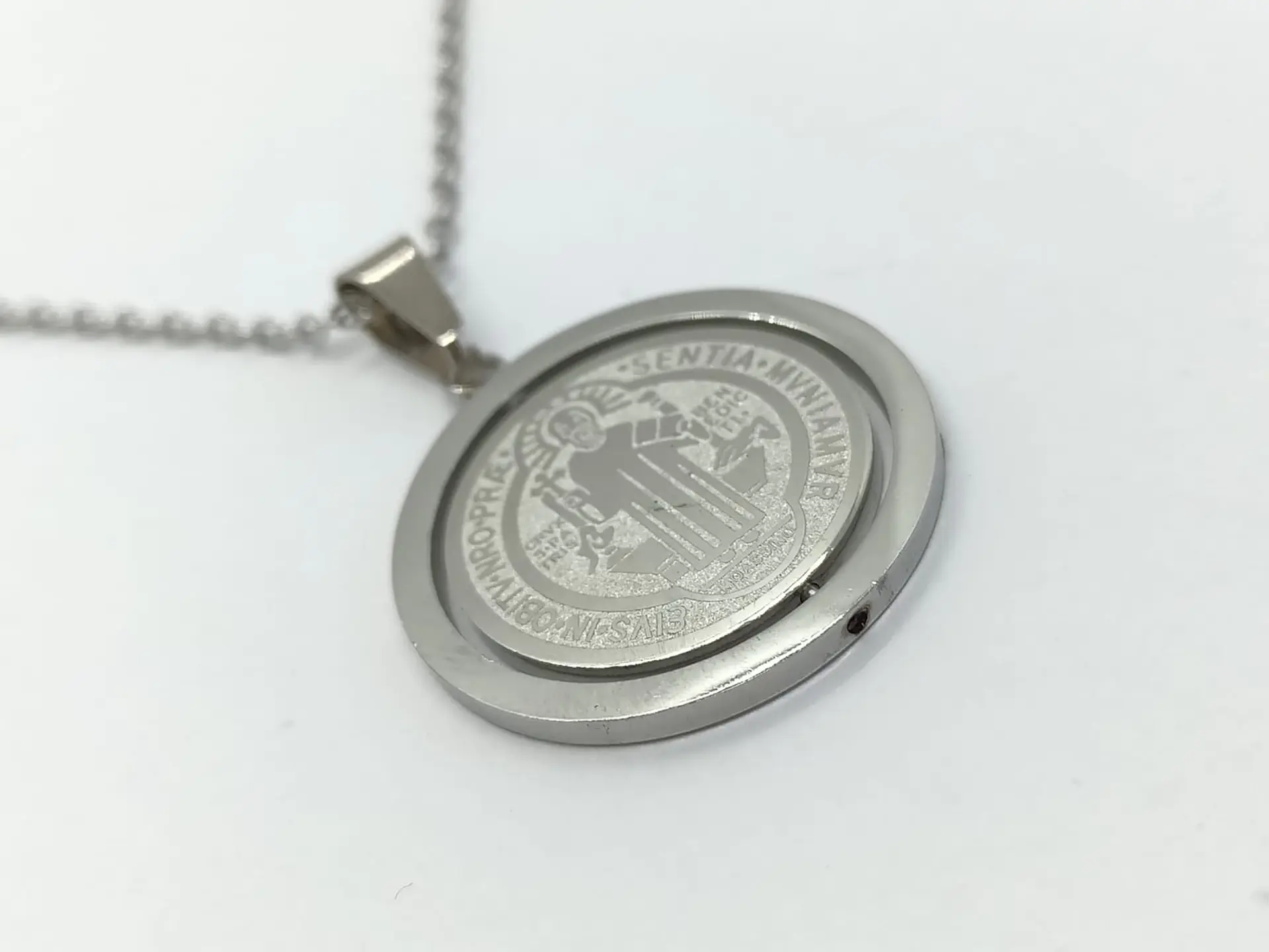 Colgante Medalla San Benito Giratorio Antiestrés hipoalergénico  5