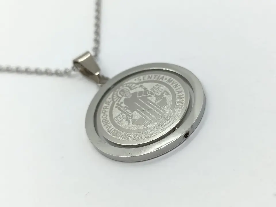 Colgante Medalla San Benito Giratorio Antiestrés hipoalergénico  5