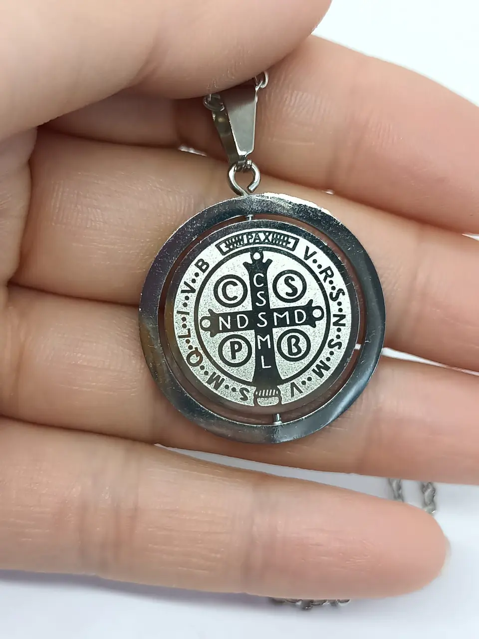 Colgante Medalla San Benito Giratorio Antiestrés hipoalergénico  7