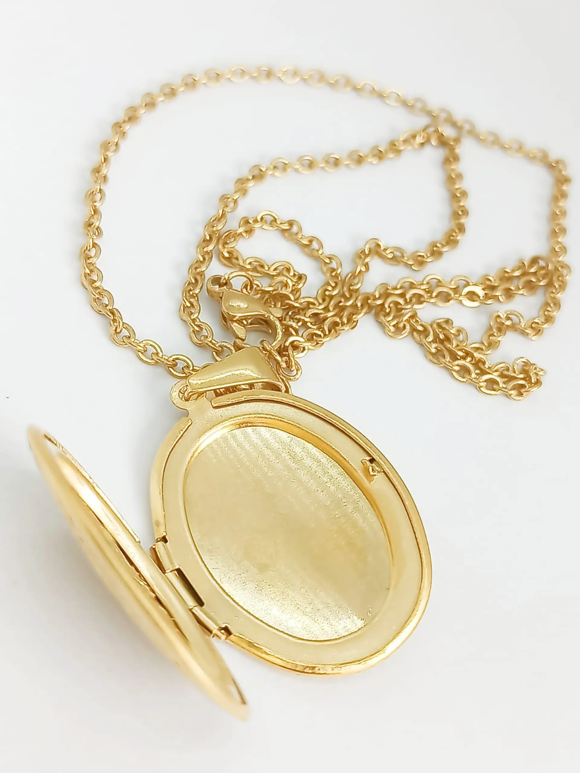 Colgante Ovalo relieve Flores Relicario chapado en oro 18kl 2