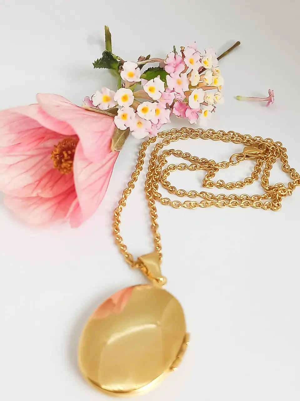 Colgante Ovalo relieve Flores Relicario chapado en oro 18kl 3