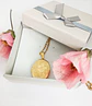 Colgante Ovalo relieve Flores Relicario chapado en oro 18kl - Miniatura 6