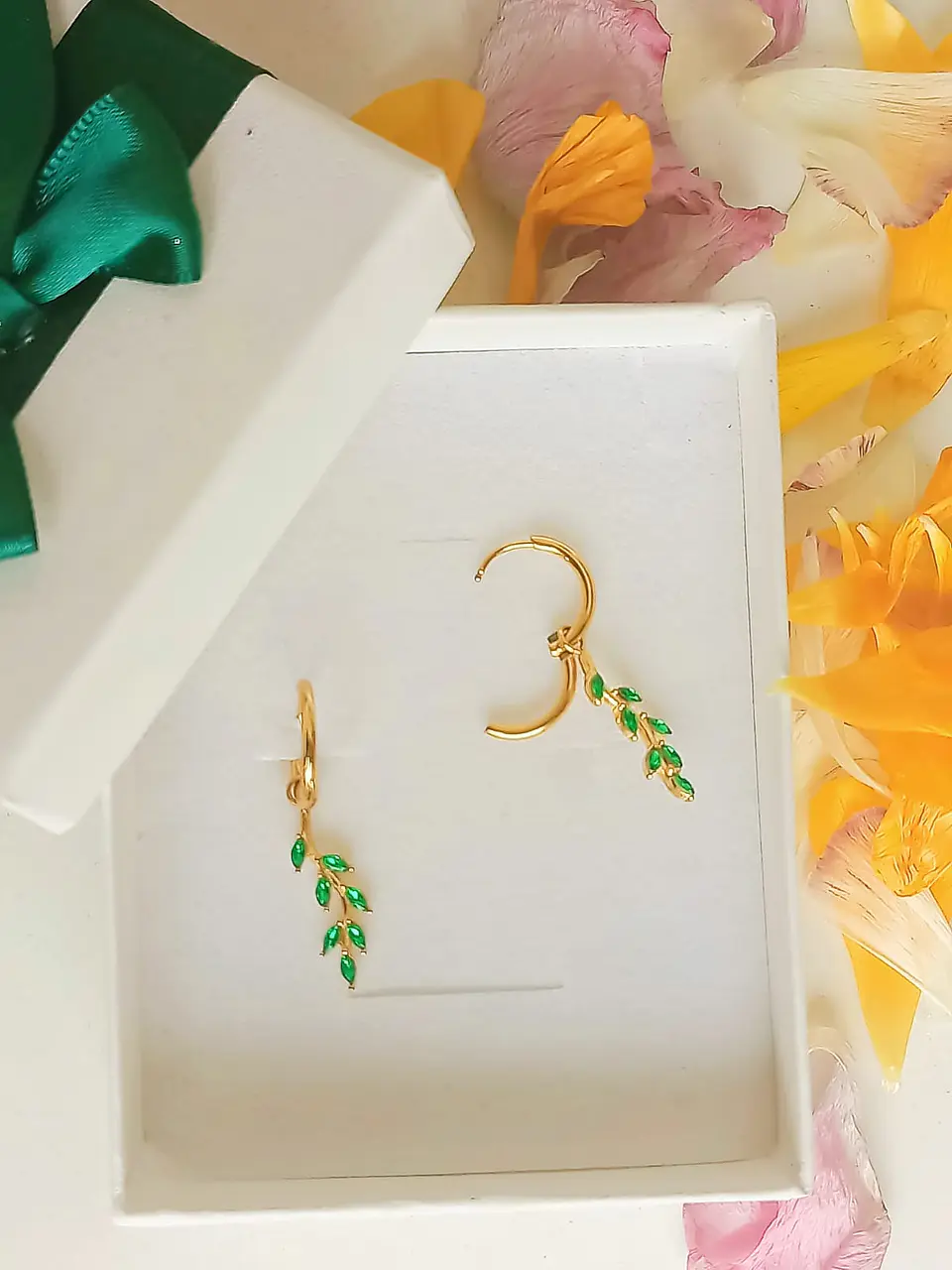 Argollas Aros Hiedras Huggies circonio verde Chapada En Oro 18k 2