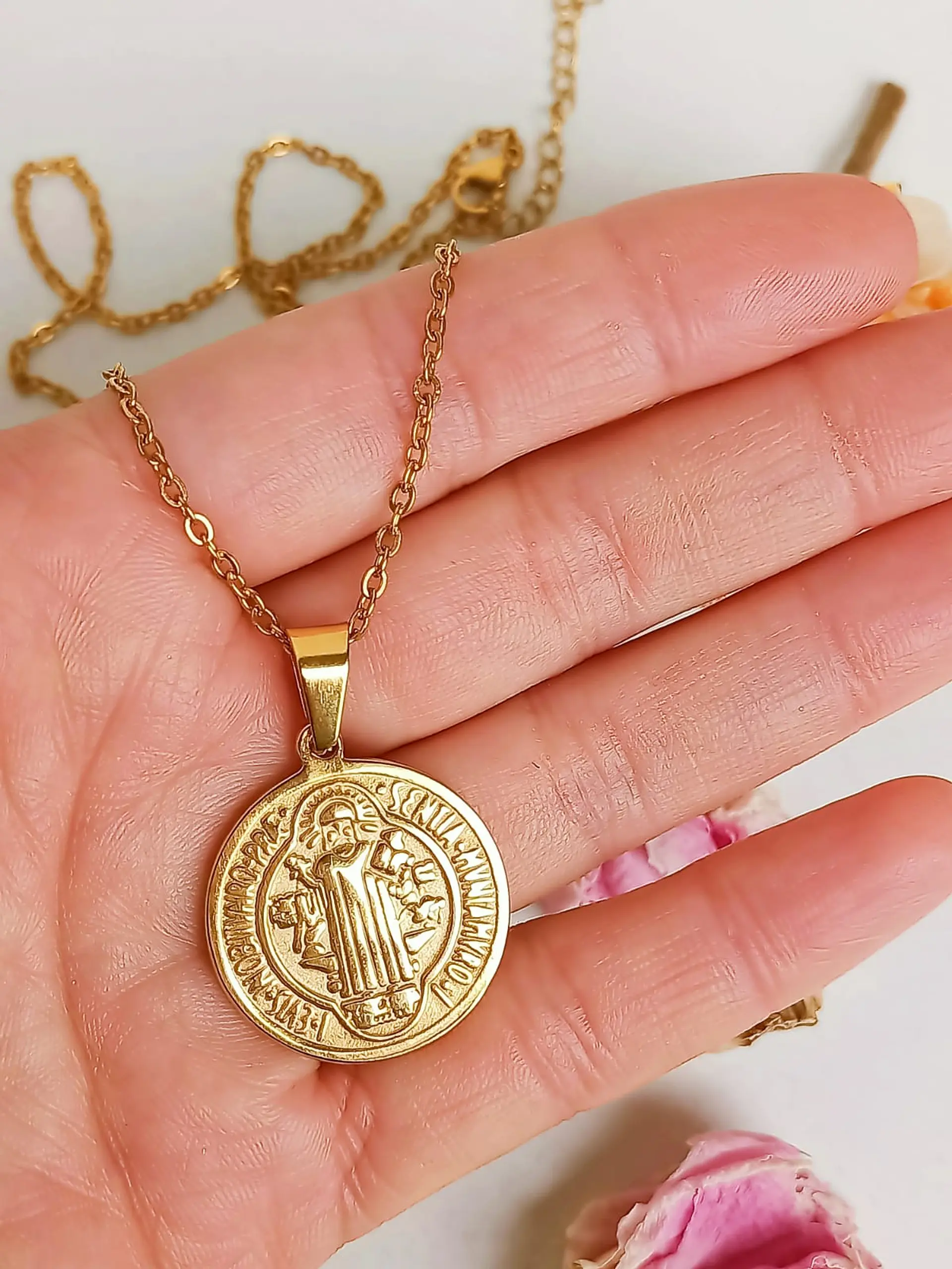 Colgante Medalla San Benito hipoalergénica chapado en oro 18kl 6