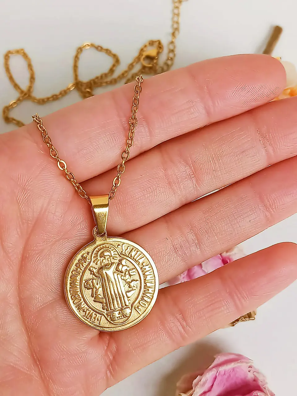 Colgante Medalla San Benito hipoalergénica chapado en oro 18kl 6
